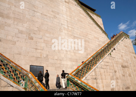 I turisti a piedi sui gradini di Palazzo d'Estate a Pechino, Cina Foto Stock