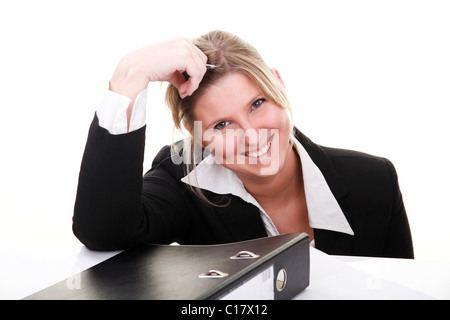 Donna che indossa un costume in ufficio, ridendo Foto Stock