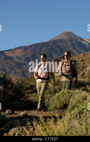 Gli escursionisti nella parte anteriore del monte Teide, Parco Nazionale di Teide Tenerife, Isole Canarie, Spagna, Europa Foto Stock