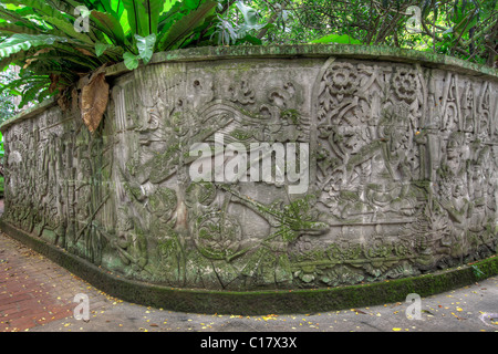 Balinese parete in pietra le sculture nel parco di Fort Canning Singapore Foto Stock