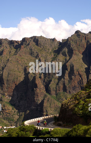 I ciclisti a Santiago del Teide Tenerife, Isole Canarie, Spagna, Europa Foto Stock