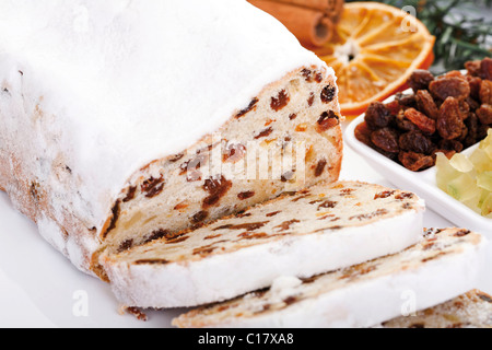 Burro di Natale di mandorla stollen con ingredienti Foto Stock