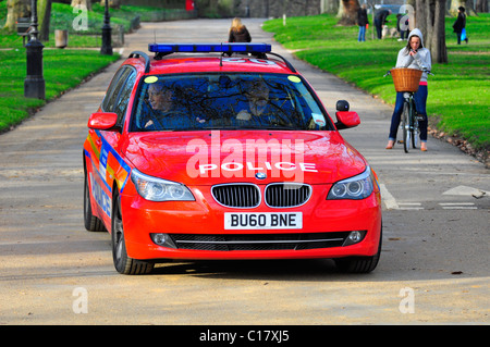 Poliziotti armati in BMW auto della polizia in Hyde Park, Londra Foto Stock