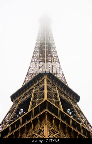 Tour Eiffel, la sua pinnacle scomparendo nella nebbia, Parigi, Francia, Europa Foto Stock