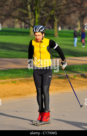 Rullo di uomo di sci in Hyde Park, Londra Foto Stock