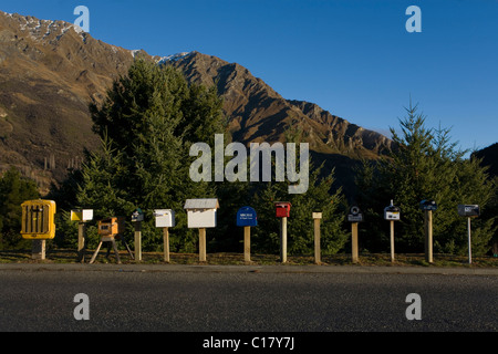 Curioso Caselle lettera allineati uno di fianco all'altro, Queenstown, Otago, Isola del Sud, Nuova Zelanda Foto Stock