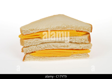 Sandwich di formaggio con le fette di formaggio giallo sul pane bianco tagliato a metà impilati su sfondo bianco, ritaglio. Foto Stock