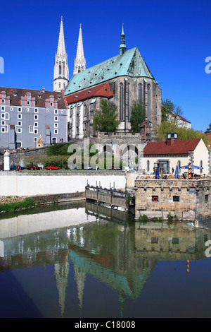 Fiume Neisse banca con la chiesa di St Peters e Weidhaus nel retro, Vierradenmuehle mill sulla destra, Goerlitz, Sassonia Foto Stock