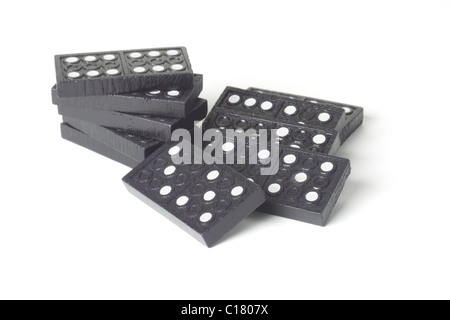 Legno nero blocchi di domino su sfondo bianco Foto Stock