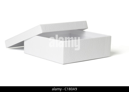 Scatola di cartone con un coperchio aperto. Isolato su sfondo bianco Foto  stock - Alamy