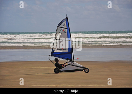 Terra sulla vela Ninety Mile Beach, Northland e North Island, Nuova Zelanda Foto Stock