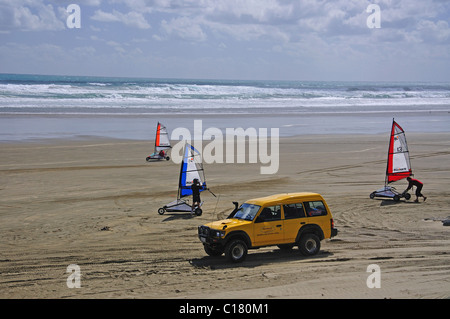 Terra sulla vela Ninety Mile Beach, Northland e North Island, Nuova Zelanda Foto Stock