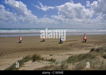 Terra sulla vela Ninety Mile Beach, Northland e North Island, Nuova Zelanda Foto Stock