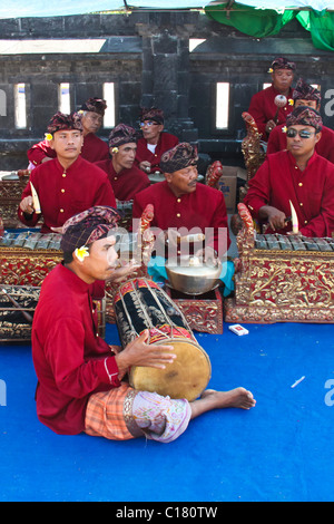 Tradizionale indonesiano Gamelan musicisti intrattenere i visitatori dalla nave da crociera. Foto Stock