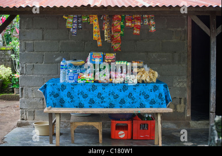 Un tipico warung di Bali, Indonesia. Un warung è una funzione indispensabile di Indonesia vita quotidiana - una cucina semplice stallo. Foto Stock