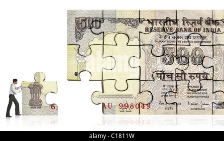 Imprenditore facendo cinque centinaia di rupie indiane banconota da pezzi di puzzle Foto Stock