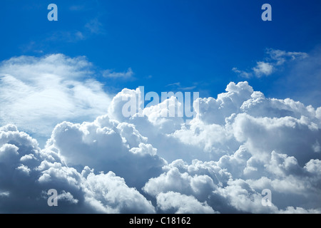 Blu cielo nuvoloso, vista dall'aereo Foto Stock