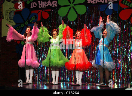 Victoria Matlock, Leslie Spencer Smith, Misty cotone e scommesse Malone il duecentesimo prestazioni di smash hit Off-Broadway Foto Stock