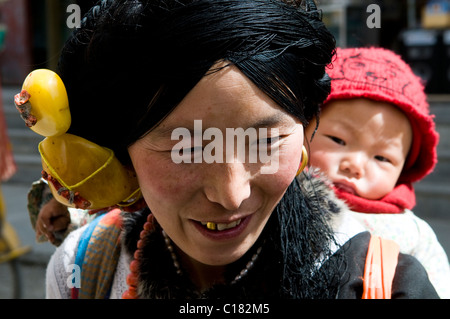 Un colorato donna tibetana nelle regioni del Tibet orientale ( ) del Sichuan. Foto Stock