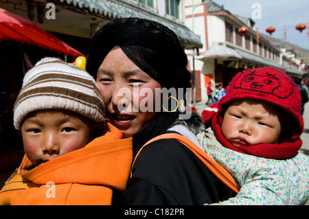 Un colorato donna tibetana nelle regioni del Tibet orientale ( ) del Sichuan. Foto Stock