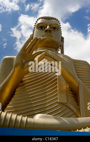 Grande statua del Buddha a Goldem tempio in Bandulla, Sri Lanka Foto Stock