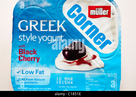 Angolo müller in stile greco yogurt con confettura di amarene su sfondo bianco - yogurt Foto Stock