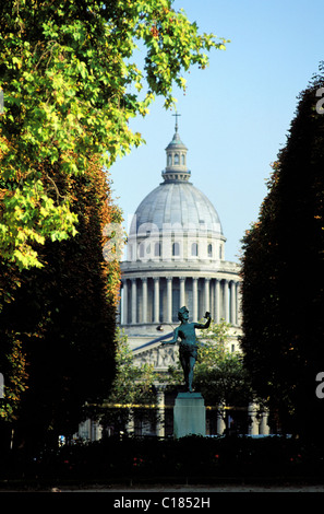 Francia, Parigi, attore greco da Charles Arthur Bourgeois al Jardin du Luxembourg con il Pantheon in background Foto Stock