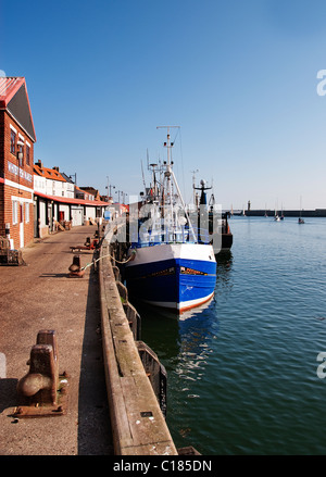 Barche da pesca nel porto di Whitby Foto Stock