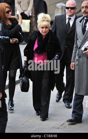 Patsy Palmer, Barbara Windsor e Steve McFadden il funerale di Wendy Richard tenutosi presso la chiesa di Saint Mary Marylebone Londra, Foto Stock