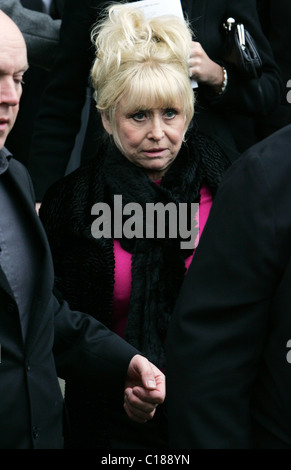 Barbara Windsor il funerale di Wendy Richard tenutosi presso la chiesa di Saint Mary Marylebone Londra Inghilterra - 09.03.09 Foto Stock