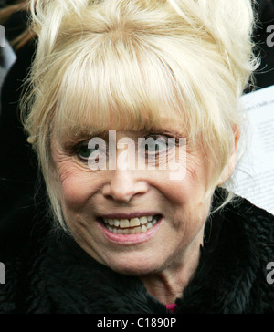 Barbara Windsor il funerale di Wendy Richard tenutosi presso la chiesa di Saint Mary Marylebone Londra Inghilterra - 09.03.09 Foto Stock