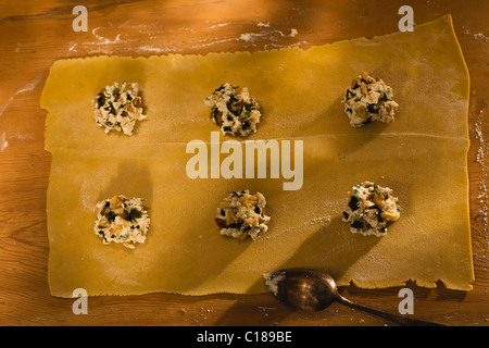 La preparazione di ravioli Foto Stock