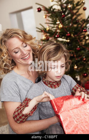 Madre e figlia dono di apertura Foto Stock