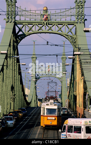 Ungheria, Budapest, tram sul ponte della libertà sul Danubio che collega Buda a Pest Foto Stock