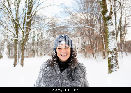 Donna con una passeggiata nei boschi innevati Foto Stock