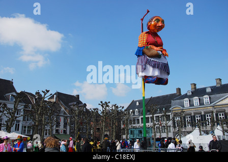Mooswief su un palo, carnevale tradizionale simbolo di Maastricht Paesi Bassi Foto Stock
