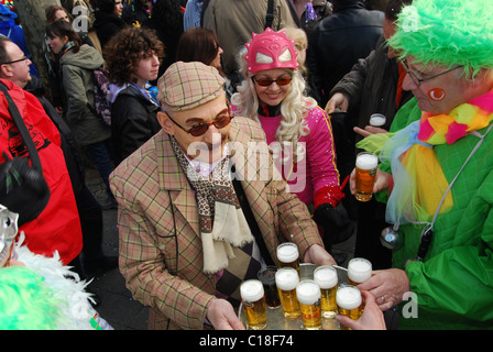 Serve drink a Carnevale Maastricht Paesi Bassi Foto Stock