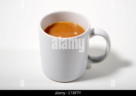 La tazza di tè - forte tazza di tè in una normale tazza bianca Foto Stock