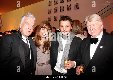 Nicky Haslam, Viktoria, Jonathan Yeo e Stanley Johnson, Ritratto di Gala per la raccolta di fondi per il suo programma di formazione tenutosi presso il Foto Stock