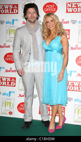 Melinda Messenger e marito Wayne Roberts bambini in Champions 2009 tenutasi presso la struttura Grosvenor House - Arrivi. Londra, Inghilterra - Foto Stock