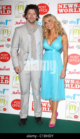 Melinda Messenger e marito Wayne Roberts bambini in Champions 2009 tenutasi presso la struttura Grosvenor House - Arrivi. Londra, Inghilterra - Foto Stock