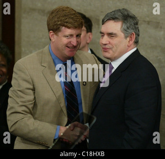 Il primo ministro Gordon Brown saluta sost. Patrick Kennedy come egli affronta una sessione congiunta degli Stati Uniti Congresso chiamando per la Foto Stock