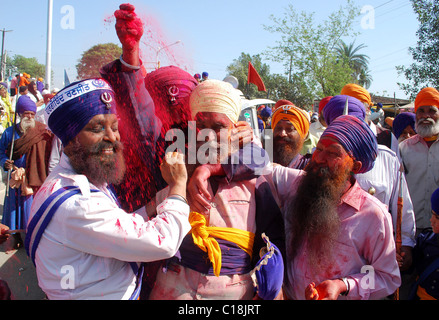 I sikh si radunano in Anandpur Sahib, India, durante la celebrazione della Hola Mohalla, parte del festival di Nihangs, tenutasi durante il Foto Stock