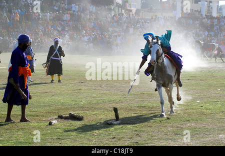 I sikh si radunano in Anandpur Sahib, India, durante la celebrazione della Hola Mohalla, parte del festival di Nihangs, tenutasi durante il Foto Stock