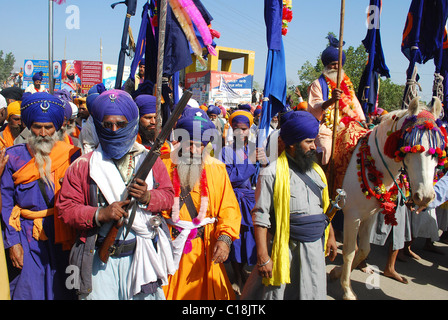 I sikh si radunano in Anandpur Sahib, India, durante la celebrazione della Hola Mohalla, parte del festival di Nihangs, tenutasi durante il Foto Stock