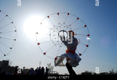 I sikh si radunano in Anandpur Sahib, India, durante la celebrazione della Hola Mohalla, parte del festival di Nihangs, tenutasi durante il Foto Stock