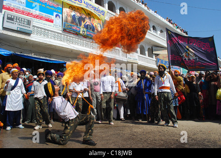 I sikh si radunano in Anandpur Sahib, India, durante la celebrazione della Hola Mohalla, parte del festival di Nihangs, tenutasi durante il Foto Stock