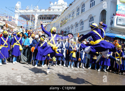 I sikh si radunano in Anandpur Sahib, India, durante la celebrazione della Hola Mohalla, parte del festival di Nihangs, tenutasi durante il Foto Stock