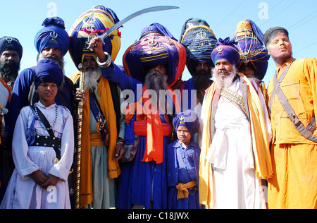 I sikh si radunano in Anandpur Sahib, India, durante la celebrazione della Hola Mohalla, parte del festival di Nihangs, tenutasi durante il Foto Stock