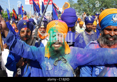 I sikh si radunano in Anandpur Sahib, India, durante la celebrazione della Hola Mohalla, parte del festival di Nihangs, tenutasi durante il Foto Stock